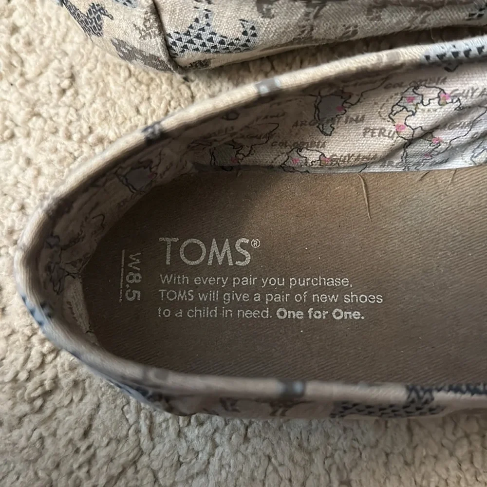 Toms Women’s Classic Slip-On with Alpaca/Llama Print - Size 8.5 - Cream